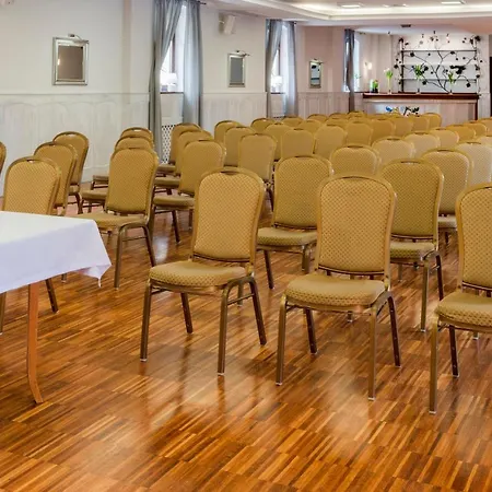 Hotell Dworek 1885 3*